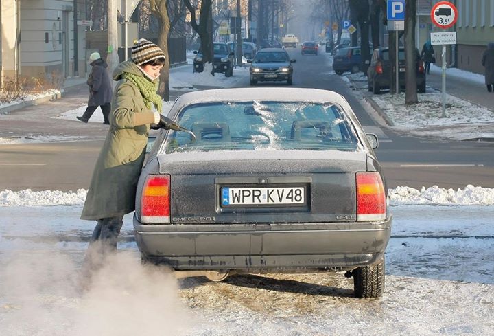 Odśnieżam i mam włączony silnik, żeby olej się rozgrzał …i mam w nosie ekologów i policjantów!…